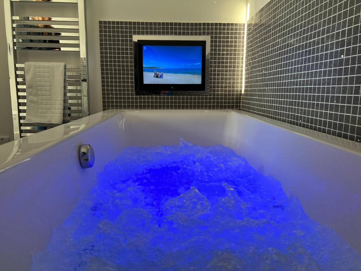 Luxurious 4 Bedroom Home In The Heart Of The Cotswolds With Hot Tub! Stow-on-the-Wold المظهر الخارجي الصورة
