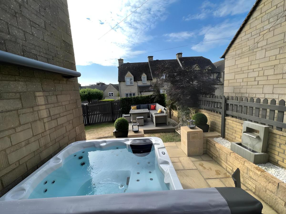 Luxurious 4 Bedroom Home In The Heart Of The Cotswolds With Hot Tub! Stow-on-the-Wold المظهر الخارجي الصورة
